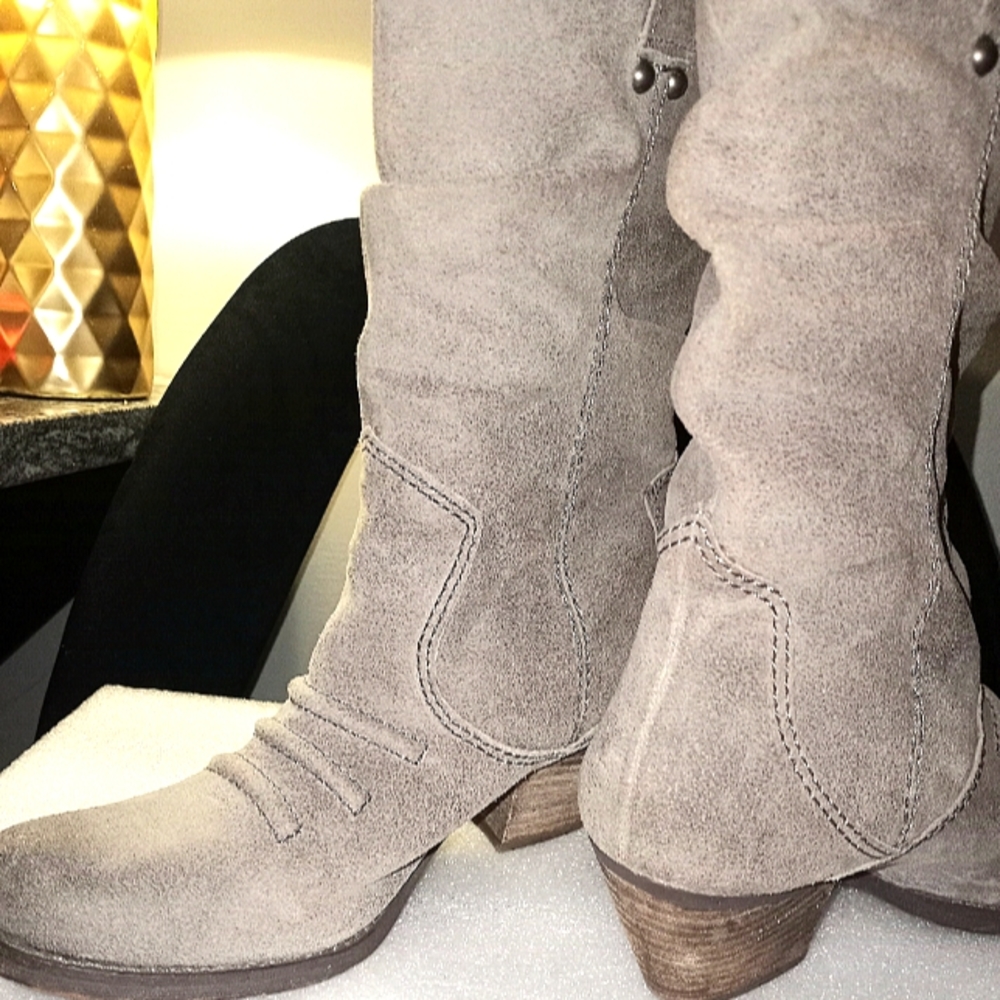 Sz 7 BCBG boots